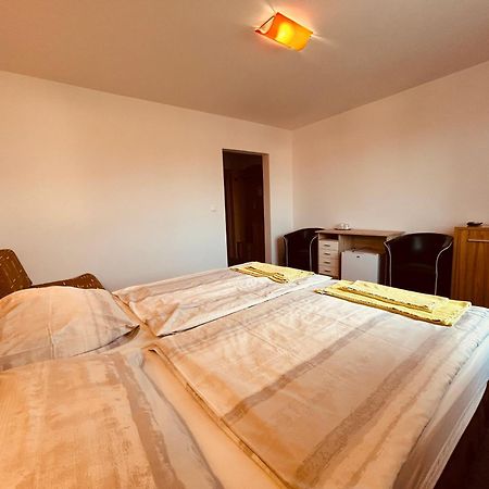 Rusovsky Penzion Bratislava Bagian luar foto
