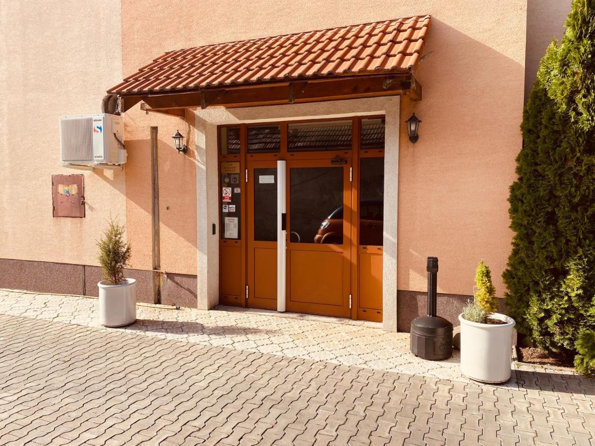 Rusovsky Penzion Bratislava Bagian luar foto
