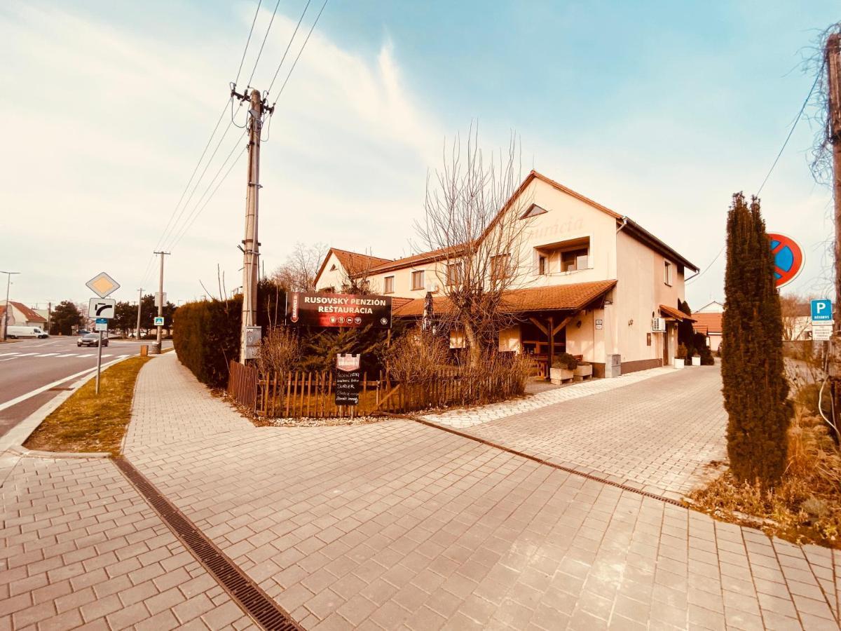 Rusovsky Penzion Bratislava Bagian luar foto