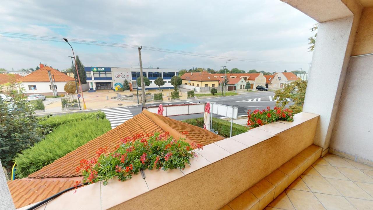Rusovsky Penzion Bratislava Bagian luar foto