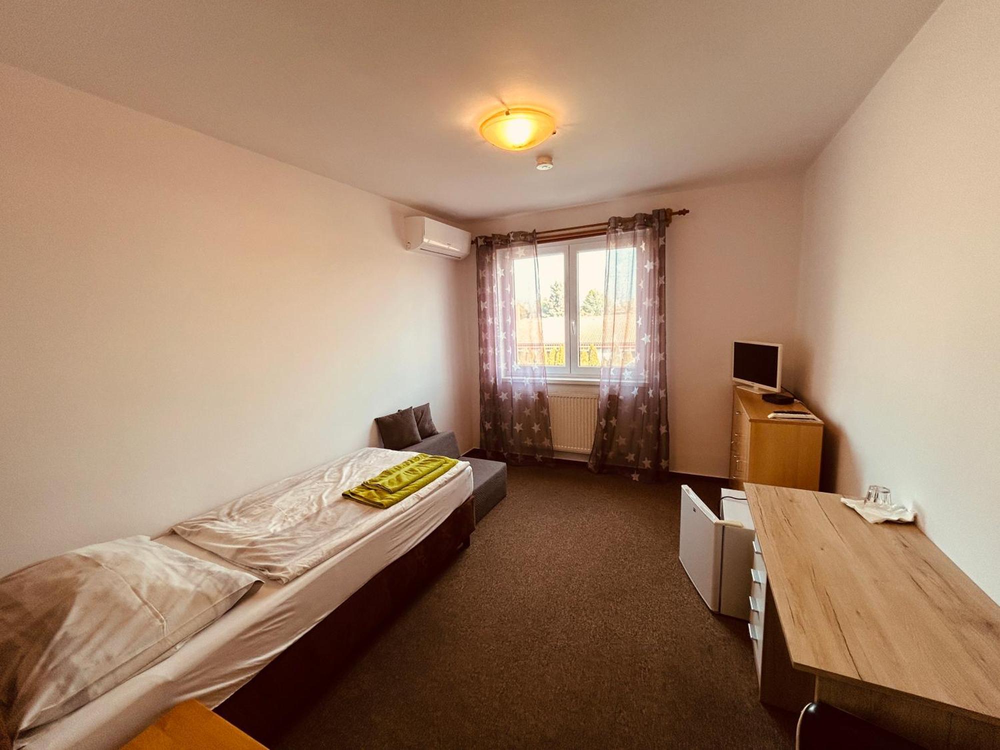 Rusovsky Penzion Bratislava Bagian luar foto