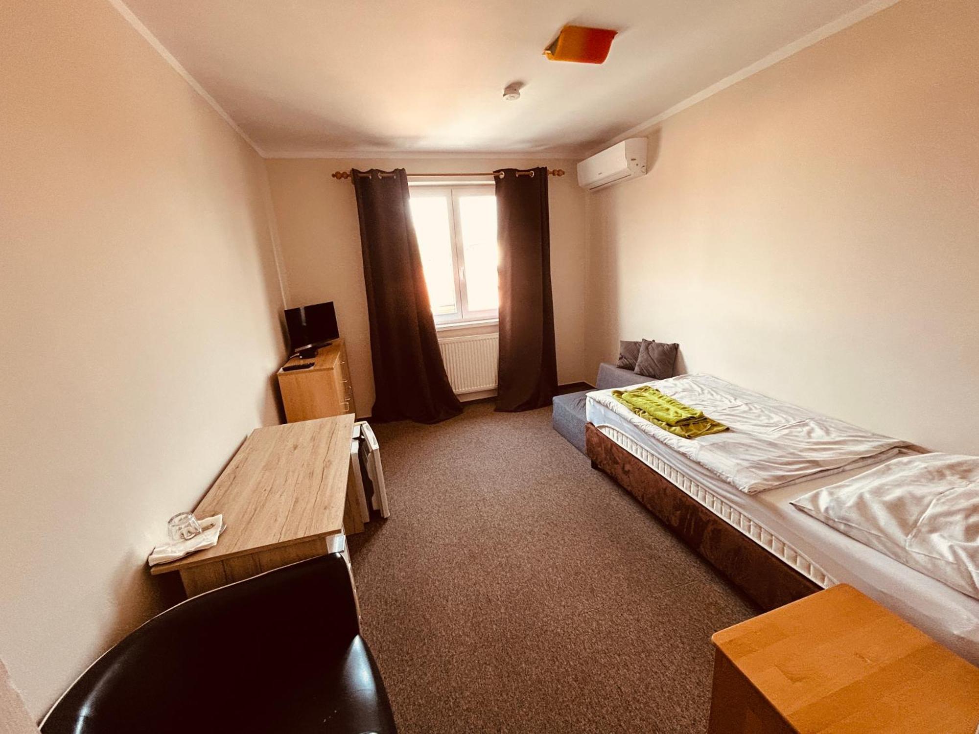 Rusovsky Penzion Bratislava Bagian luar foto